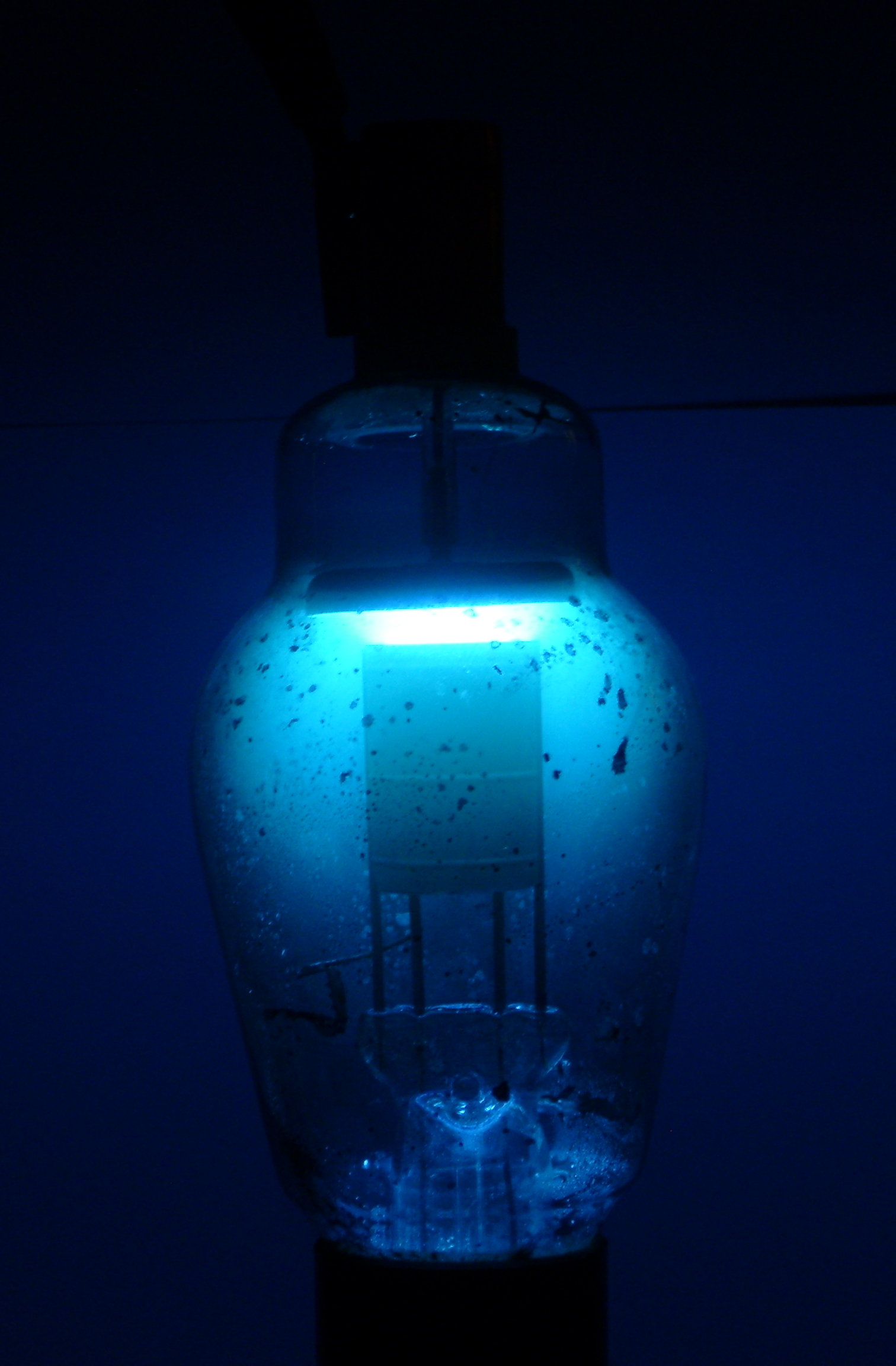 小型 866A 水銀蒸氣整流管於黑暗中發出藍紫色輝光